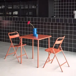 Conjunto de jardim com mesa bistrô de 70cm em aço com 2 cadeiras dobráveis