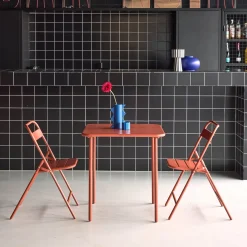 Conjunto de jardim com mesa bistrô de 70cm em aço com 2 cadeiras dobráveis