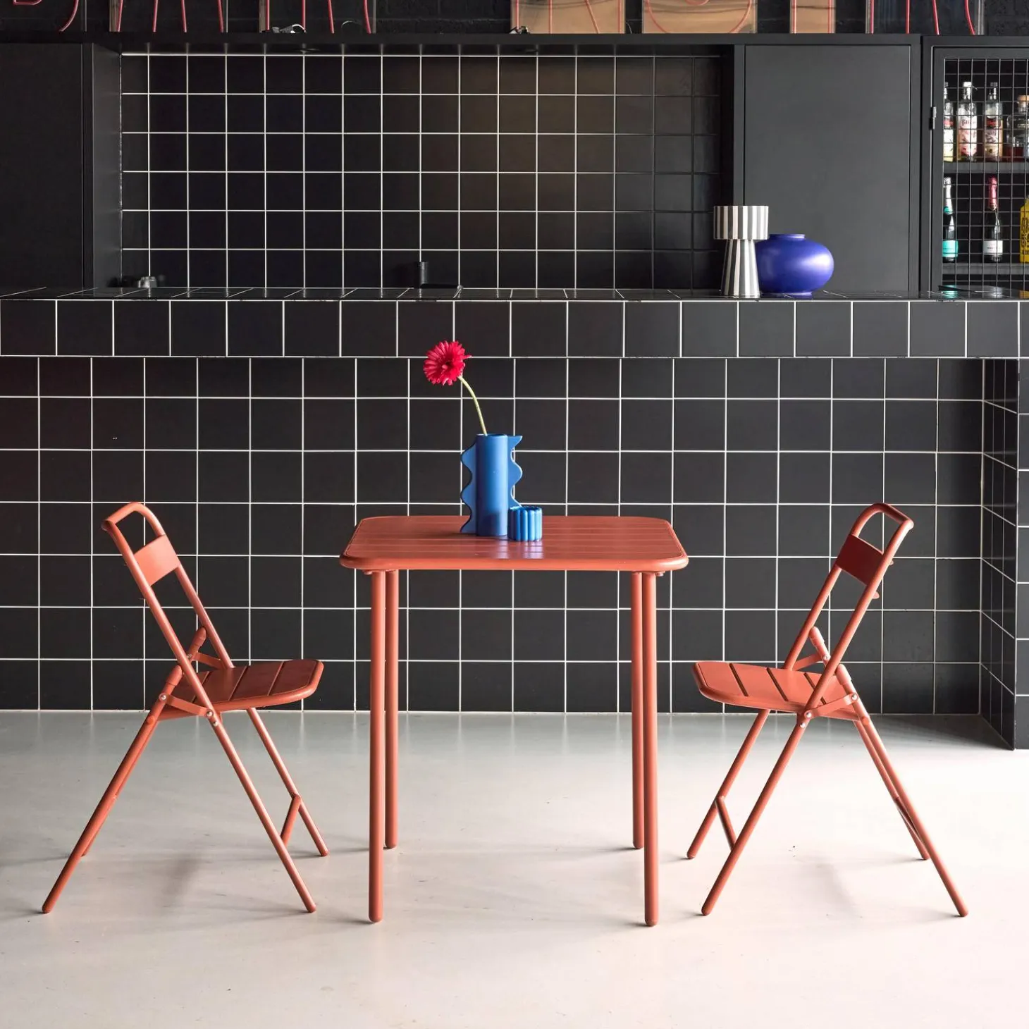 Conjunto de jardim com mesa bistrô de 70cm em aço com 2 cadeiras dobráveis
