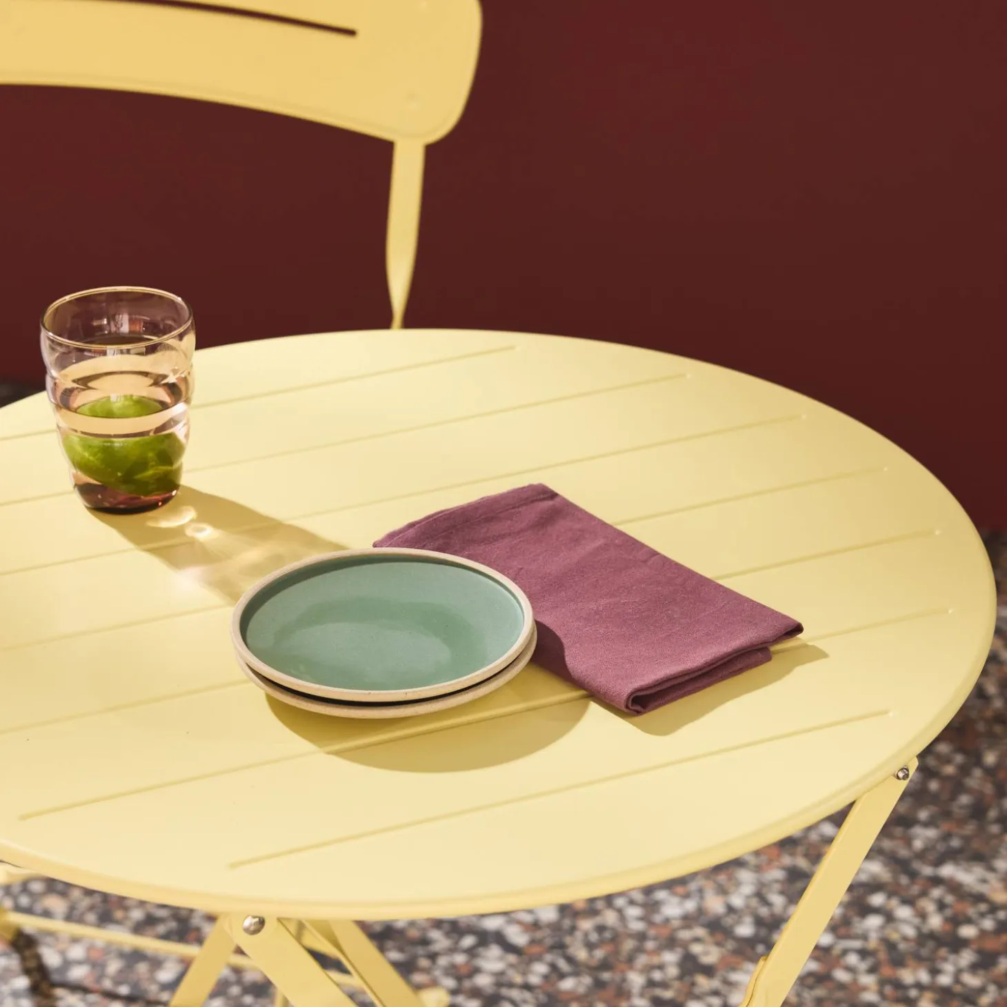 Conjunto de jardim com mesa bistrô dobrável redonda de aço com 2 cadeiras- Balconea