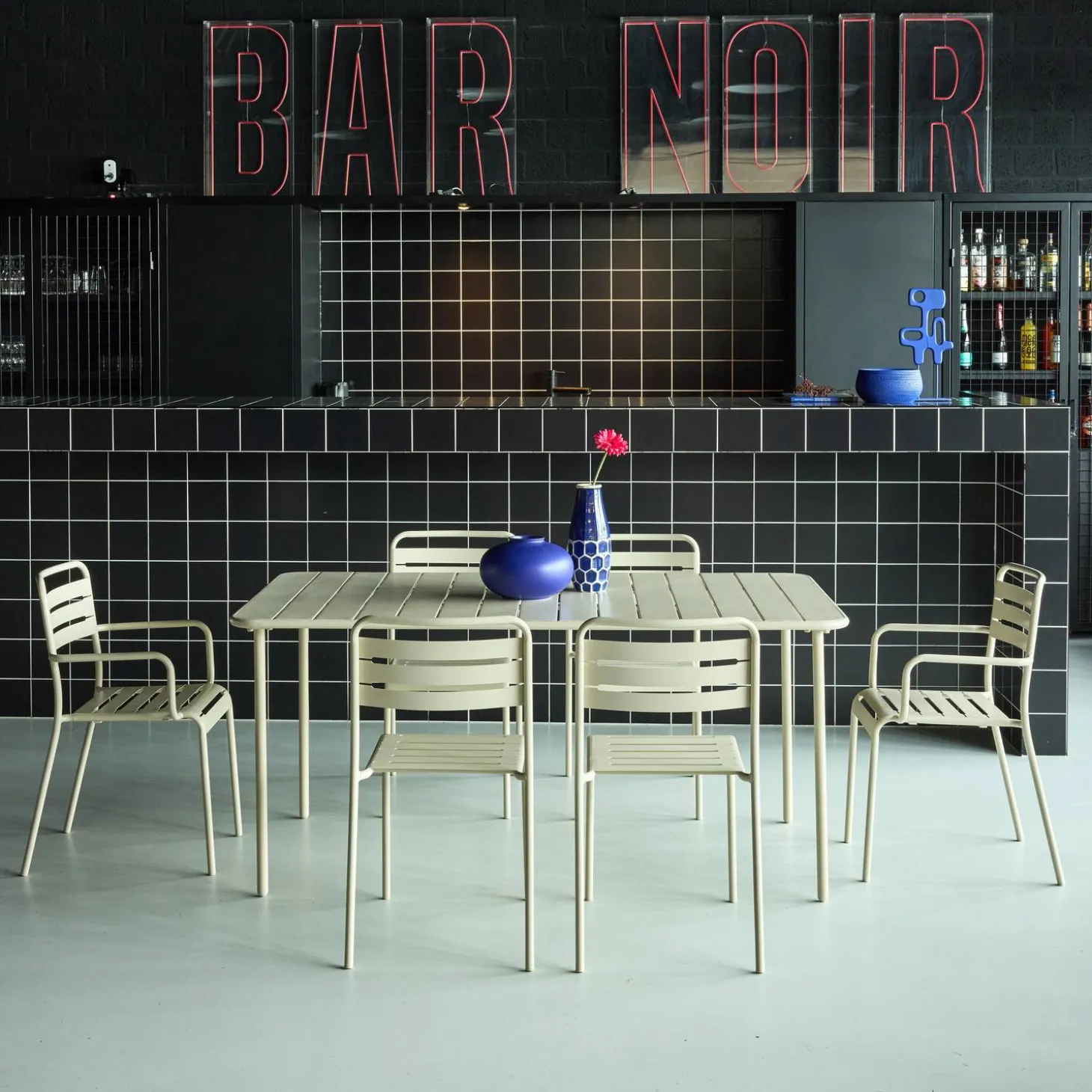 Conjunto de jardim com mesa bistrô de 160cm em aço com 2 poltronas e 4 cadeiras