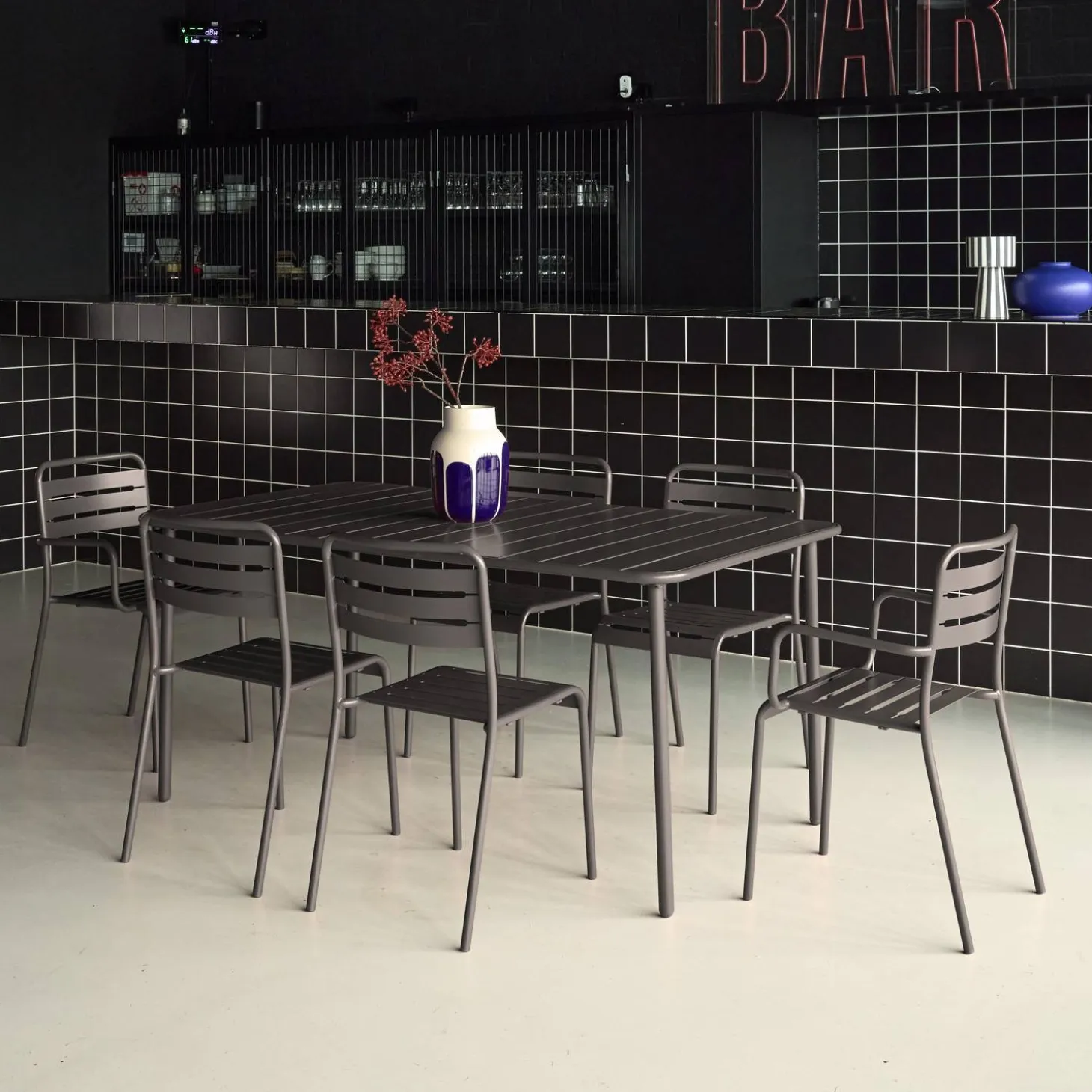 Conjunto de jardim com mesa bistrô de 160cm em aço com 2 poltronas e 4 cadeiras