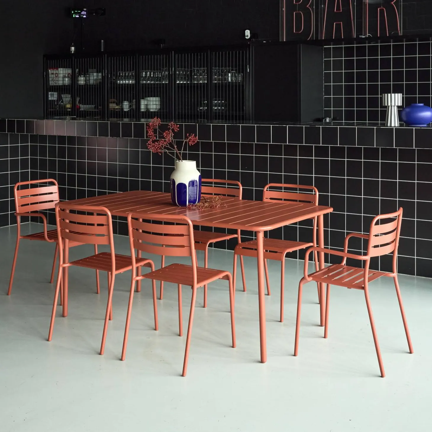 Conjunto de jardim com mesa bistrô de 160cm em aço com 2 poltronas e 4 cadeiras