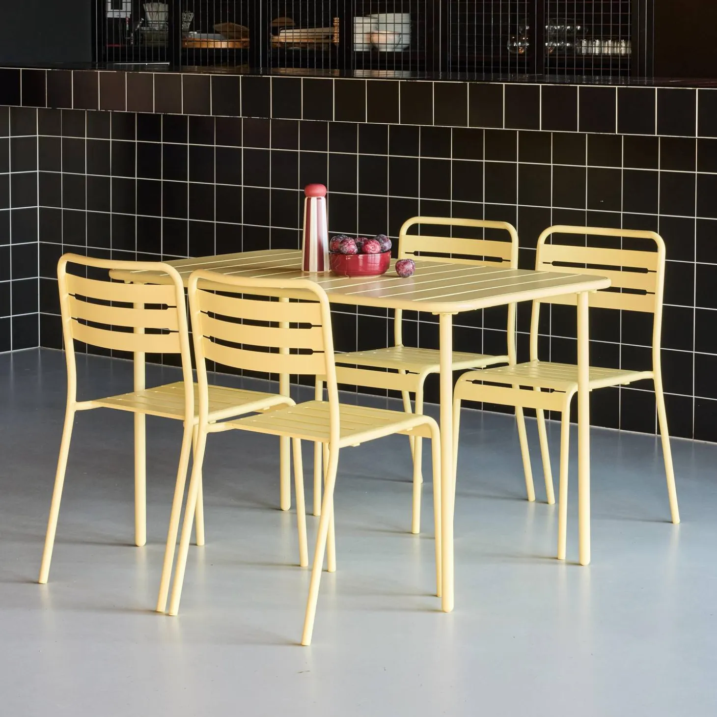 Conjunto de jardim com mesa bistrô de 120cm em aço com 4 cadeiras