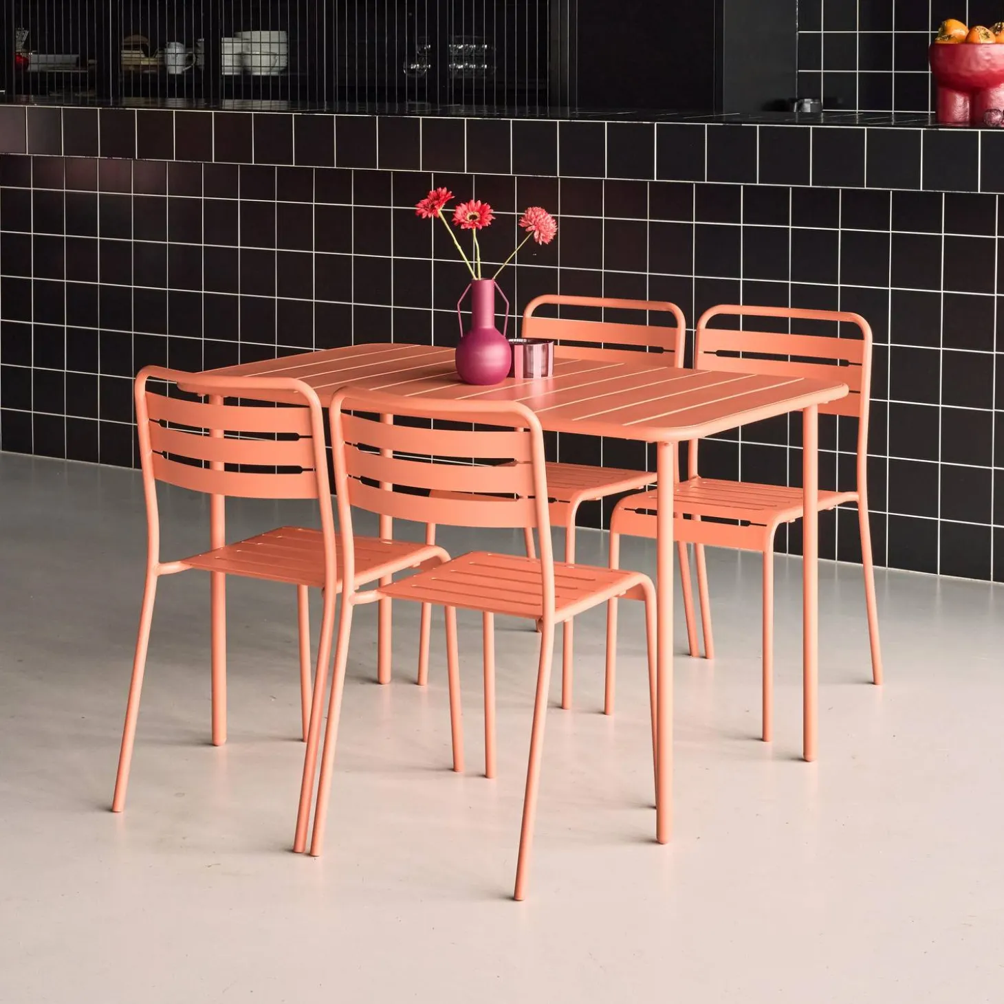 Conjunto de jardim com mesa bistrô de 120cm em aço com 4 cadeiras