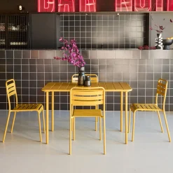 Conjunto de jardim com mesa bistrô de 120cm em aço com 4 cadeiras