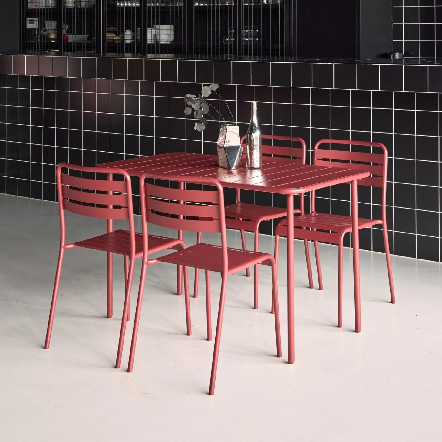 Conjunto de jardim com mesa bistrô de 120cm em aço com 4 cadeiras