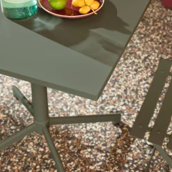 Conjunto de jardim com mesa bistrô dobrável em metal com 2 cadeiras