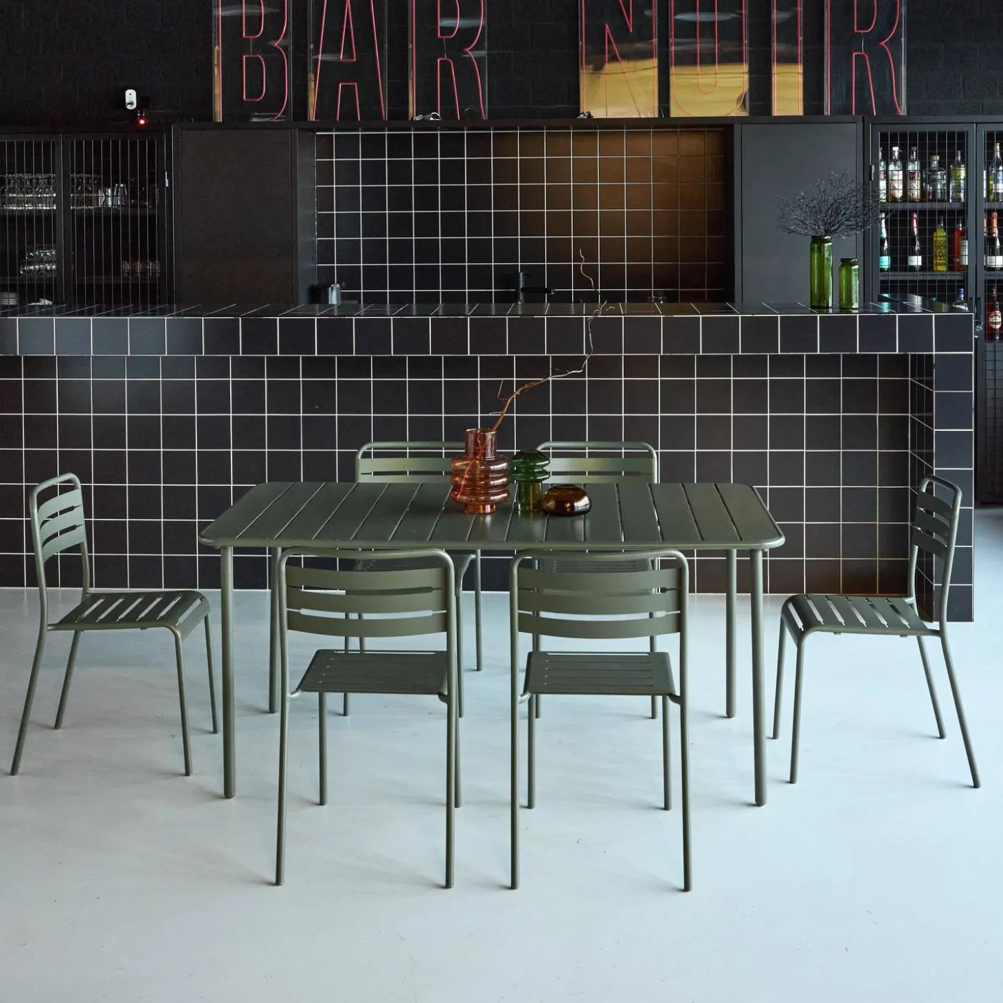 Conjunto de jardim com mesa bistrô de 160cm em aço com 6 cadeiras