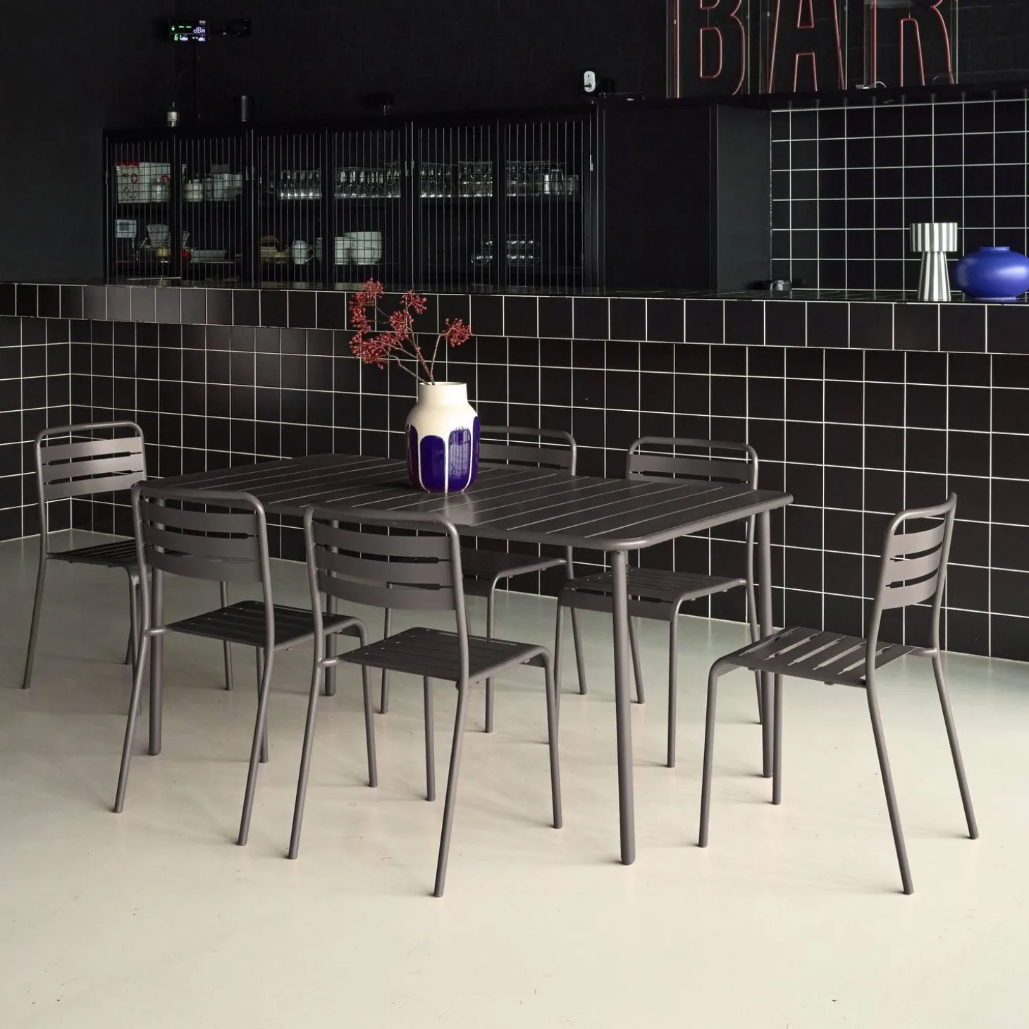 Conjunto de jardim com mesa bistrô de 160cm em aço com 6 cadeiras