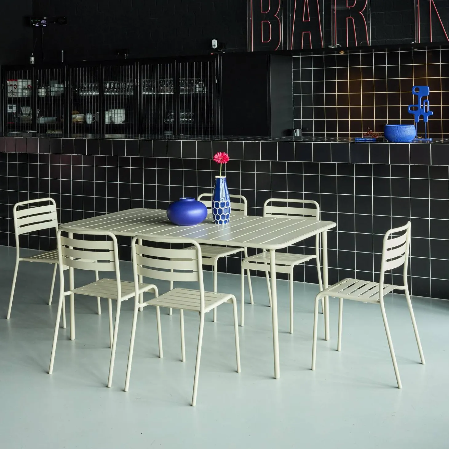 Conjunto de jardim com mesa bistrô de 160cm em aço com 6 cadeiras