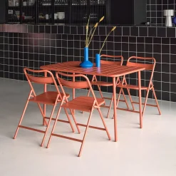 Conjunto de jardim com mesa bistrô de 120cm em aço com 4 cadeiras dobráveis