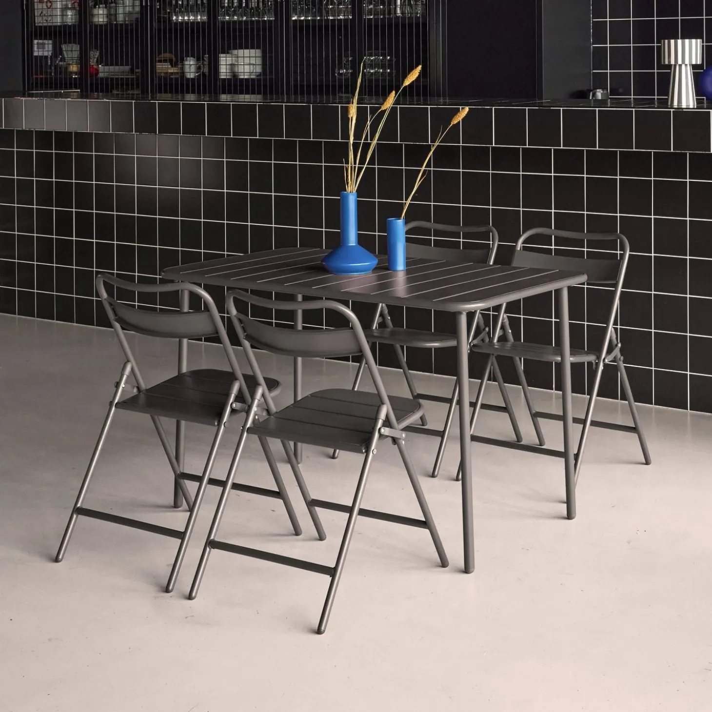 Conjunto de jardim com mesa bistrô de 120cm em aço com 4 cadeiras dobráveis