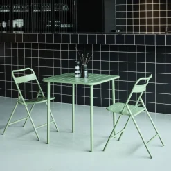 Conjunto de jardim com mesa bistrô de 70cm em aço com 2 cadeiras dobráveis