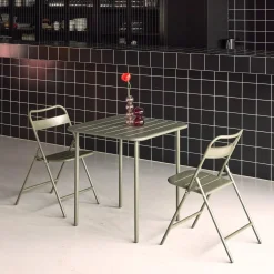 Conjunto de jardim com mesa bistrô de 70cm em aço com 2 cadeiras dobráveis