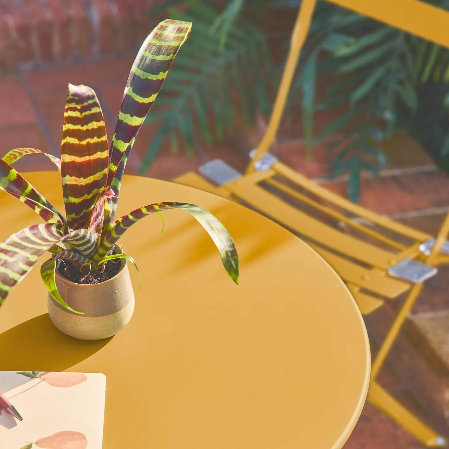 Conjunto de jardim com mesa bistrô dobrável em aço com 2 cadeiras, ø60cm