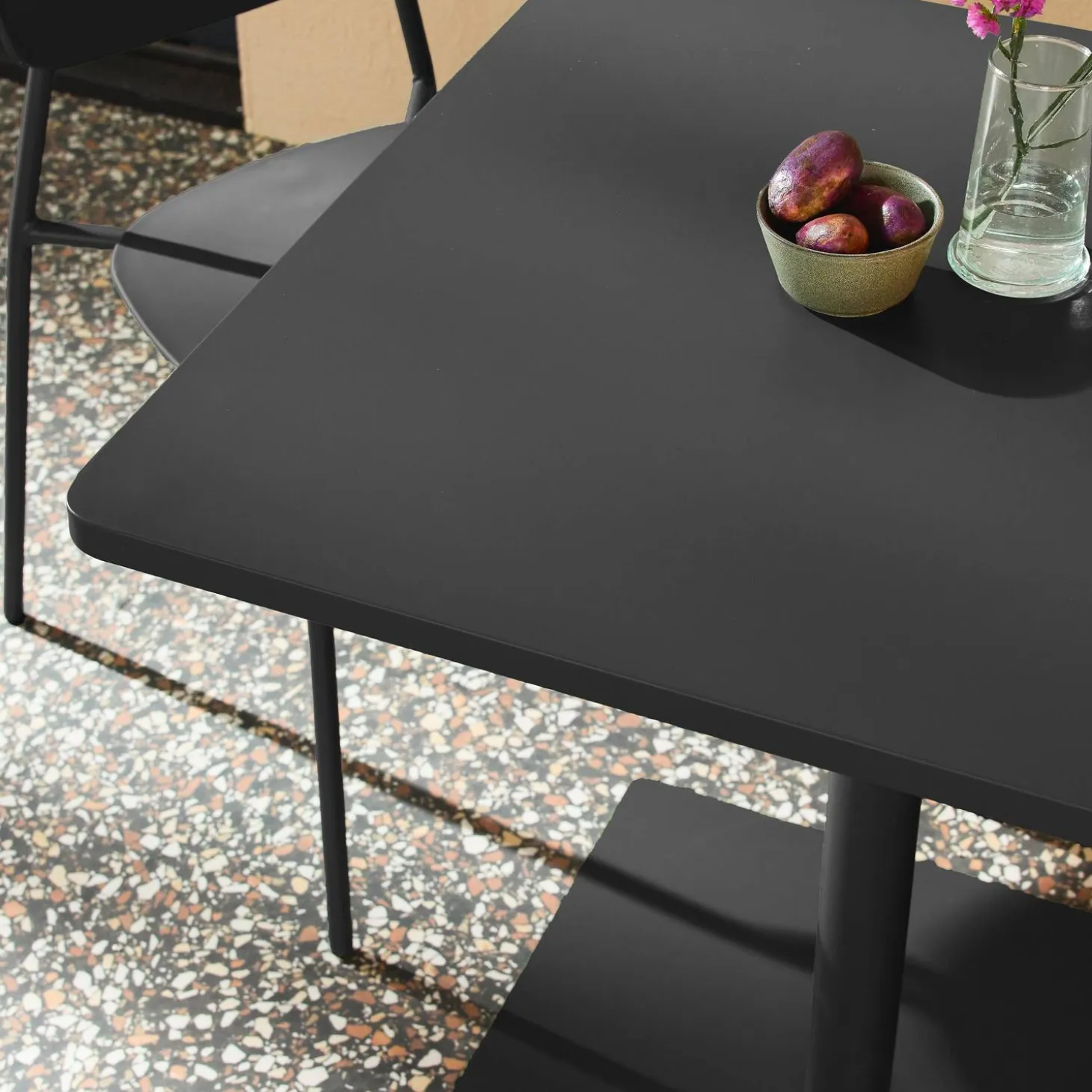 Conjunto de jardim com mesa bistrô quadrada de aço com 2 cadeiras