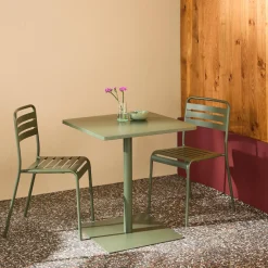 Conjunto de jardim com mesa bistrô quadrada de aço com 2 cadeiras