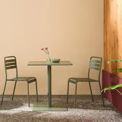 Conjunto de jardim com mesa bistrô quadrada de aço com 2 cadeiras