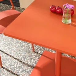 Conjunto de jardim com mesa bistrô quadrada de aço com 2 cadeiras