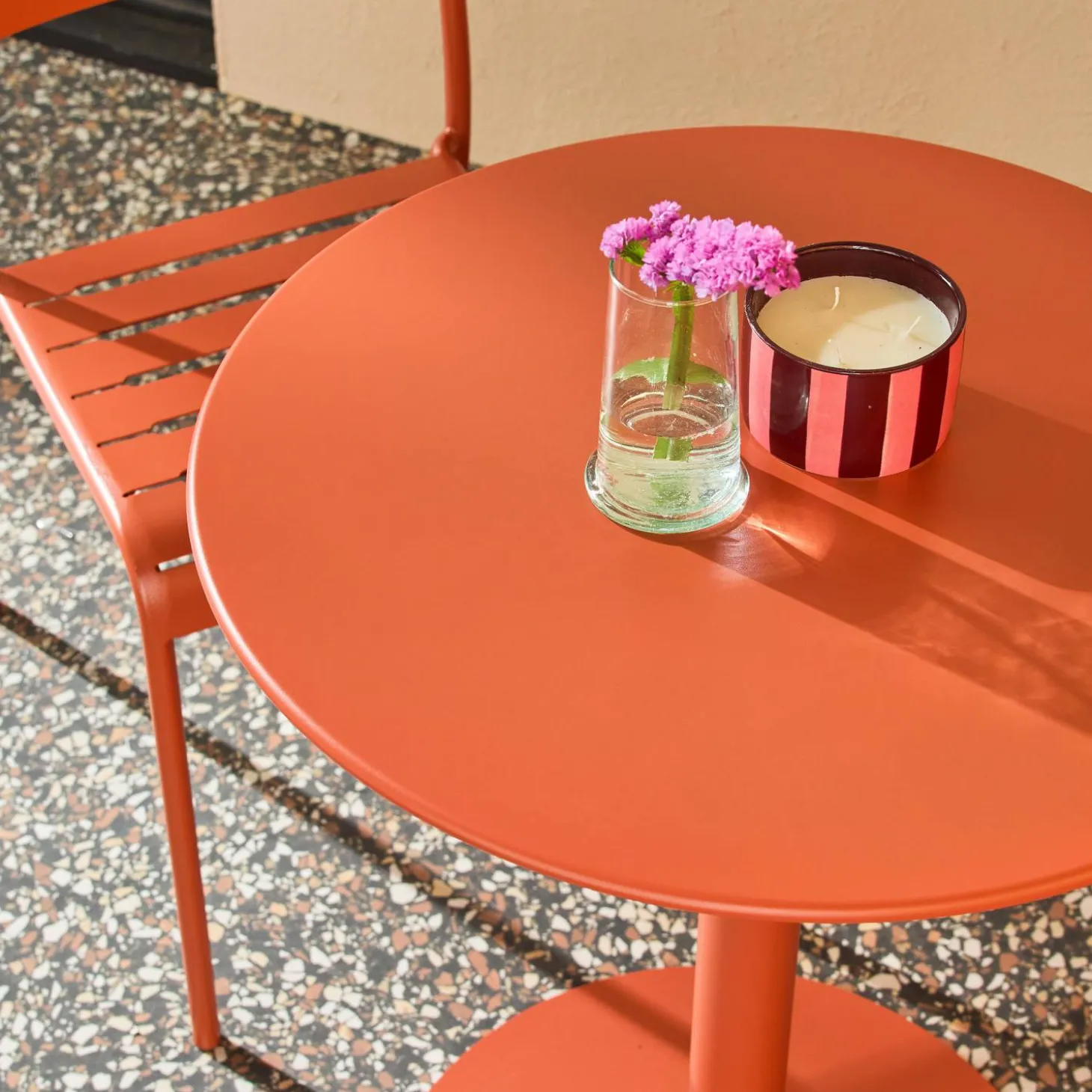 Conjunto de jardim com mesa bistrô redonda de aço com 2 cadeiras