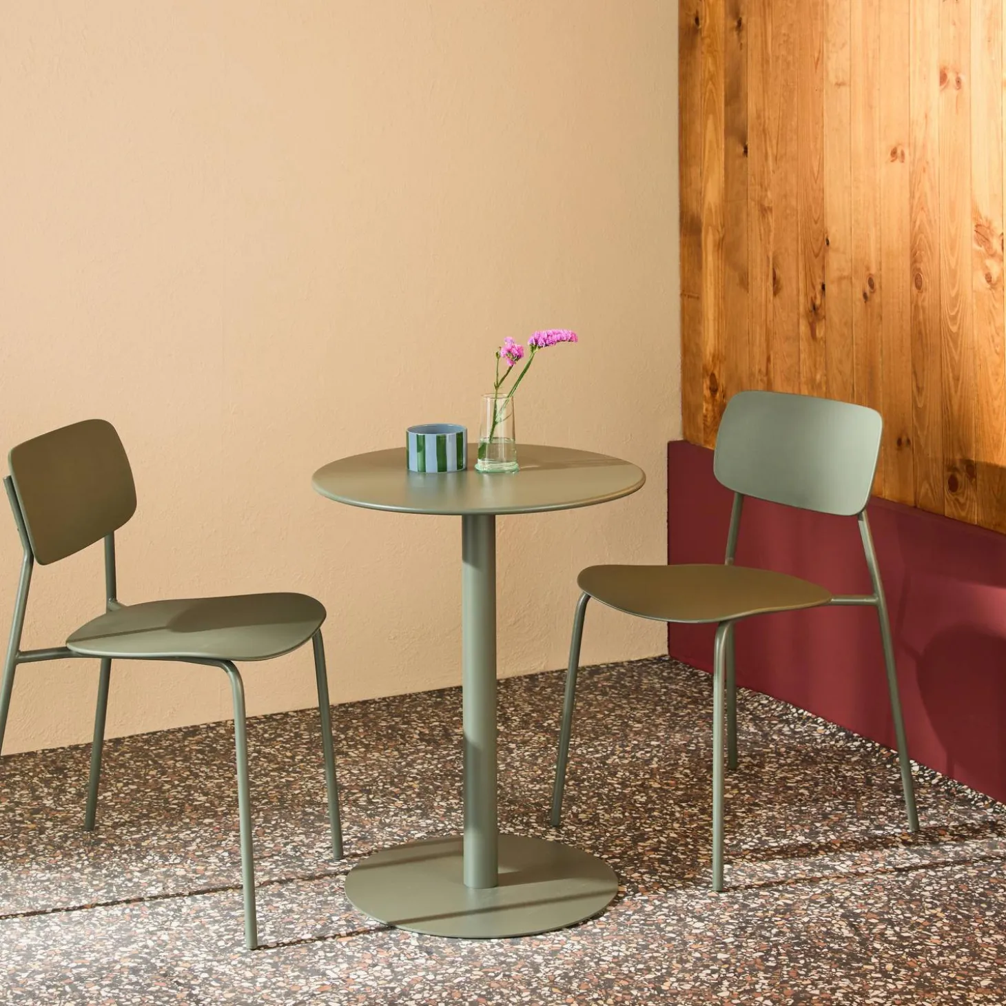 Conjunto de jardim com mesa bistrô redonda de aço com 2 cadeiras