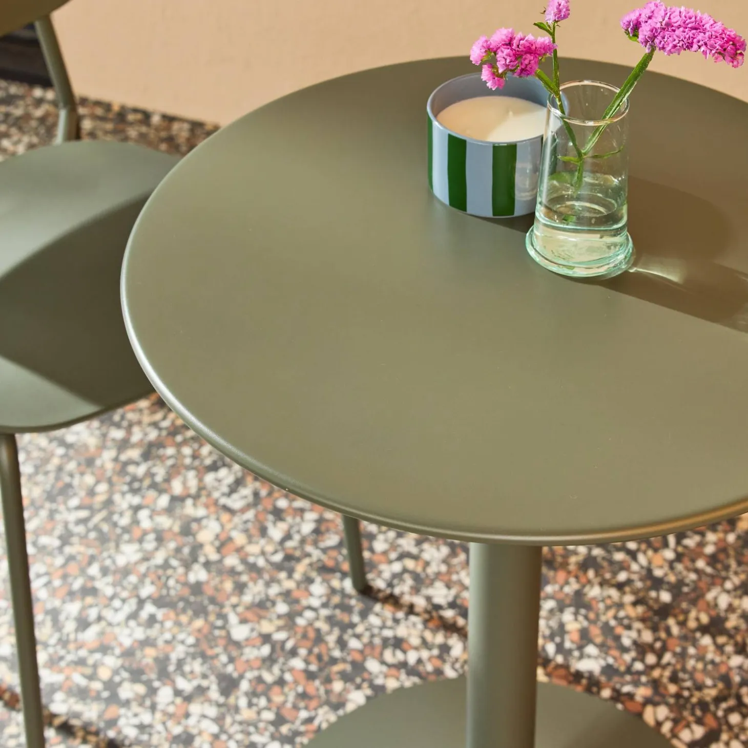 Conjunto de jardim com mesa bistrô redonda de aço com 2 cadeiras