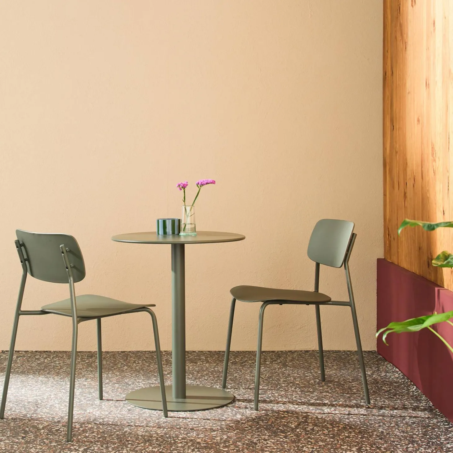 Conjunto de jardim com mesa bistrô redonda de aço com 2 cadeiras