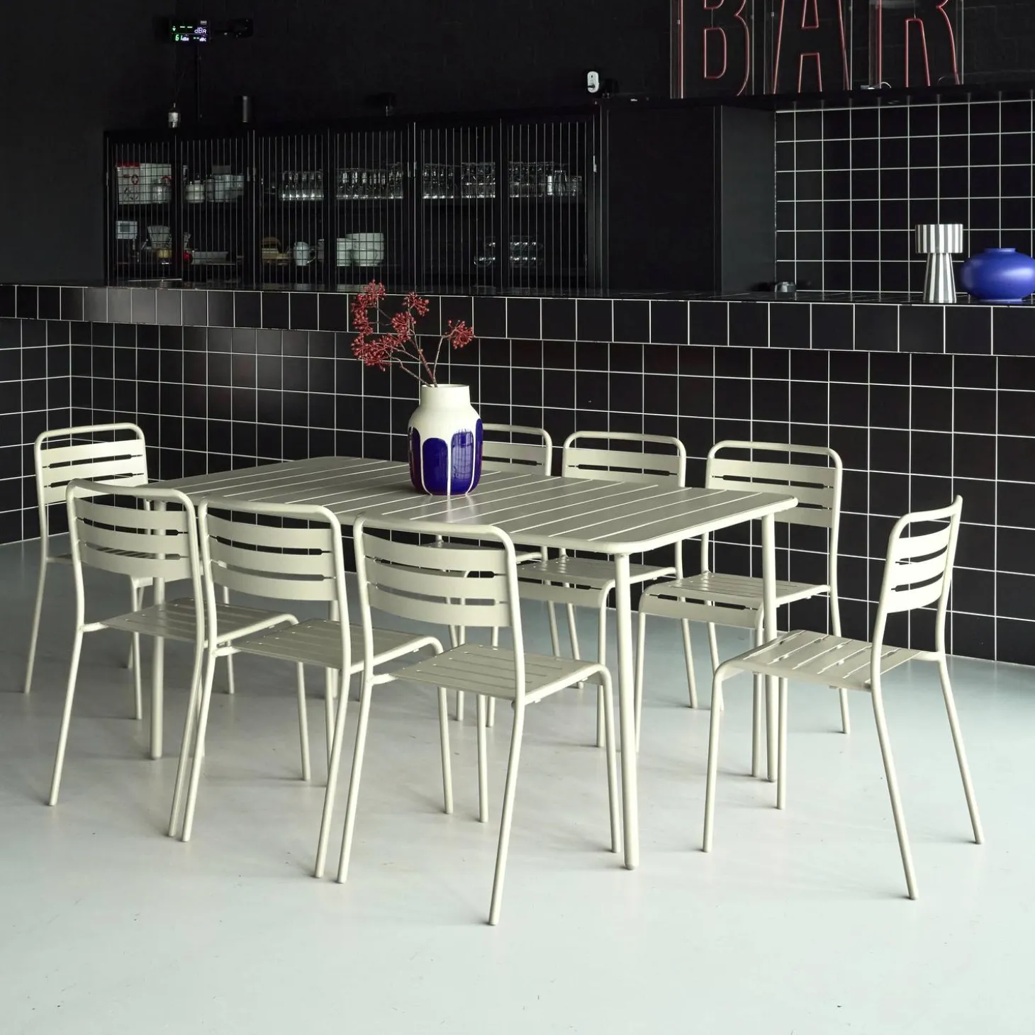 Conjunto de jardim com mesa bistrô de 160cm em aço com 8 cadeiras