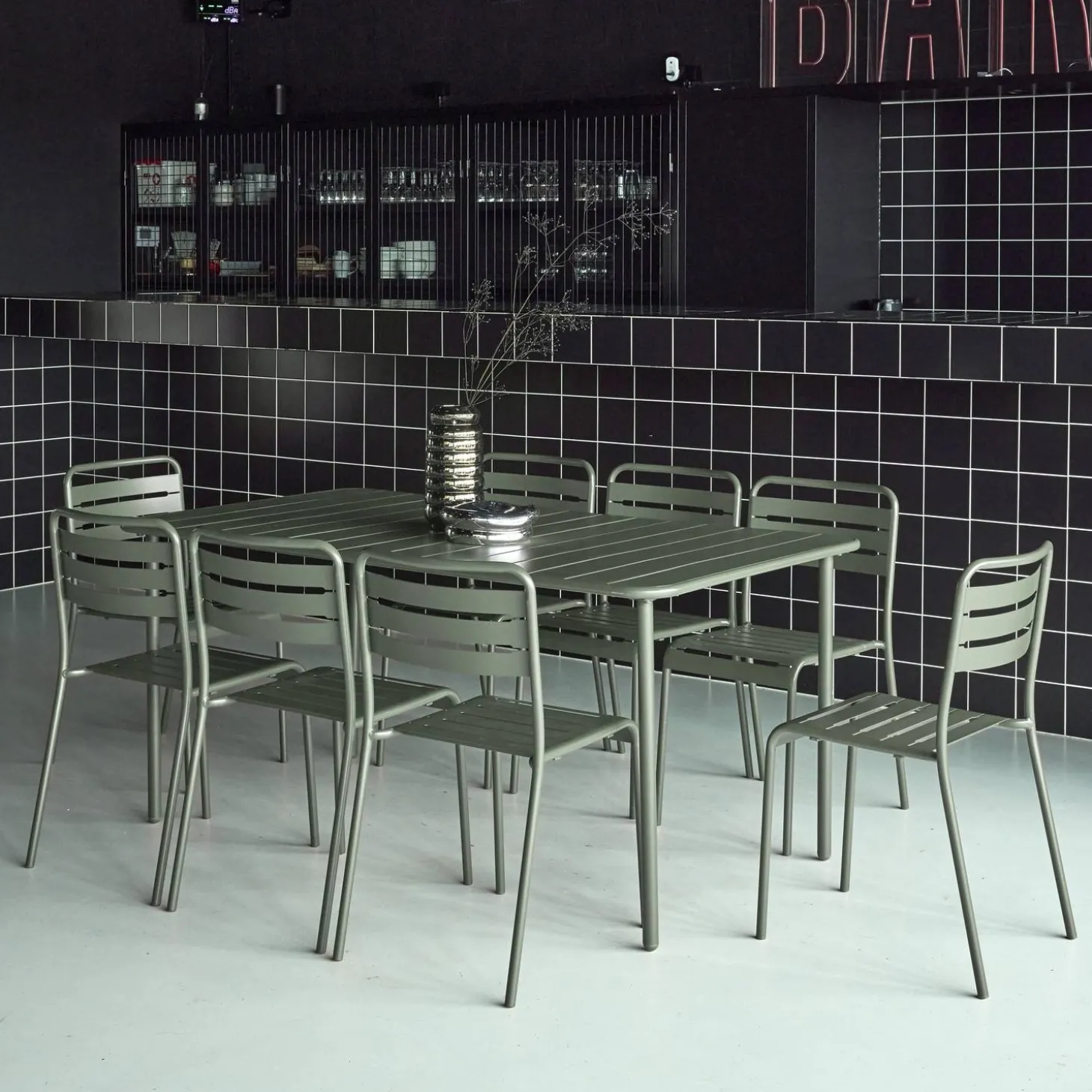 Conjunto de jardim com mesa bistrô de 160cm em aço com 8 cadeiras
