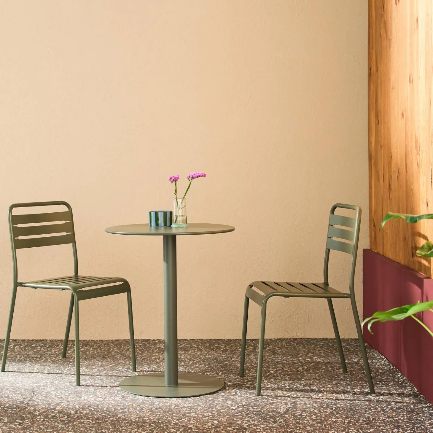 Conjunto de jardim com mesa bistrô redonda de aço com 2 cadeiras