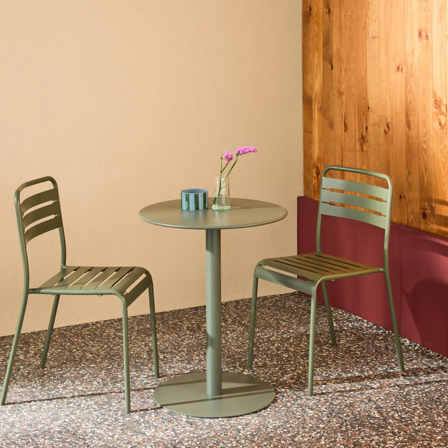 Conjunto de jardim com mesa bistrô redonda de aço com 2 cadeiras