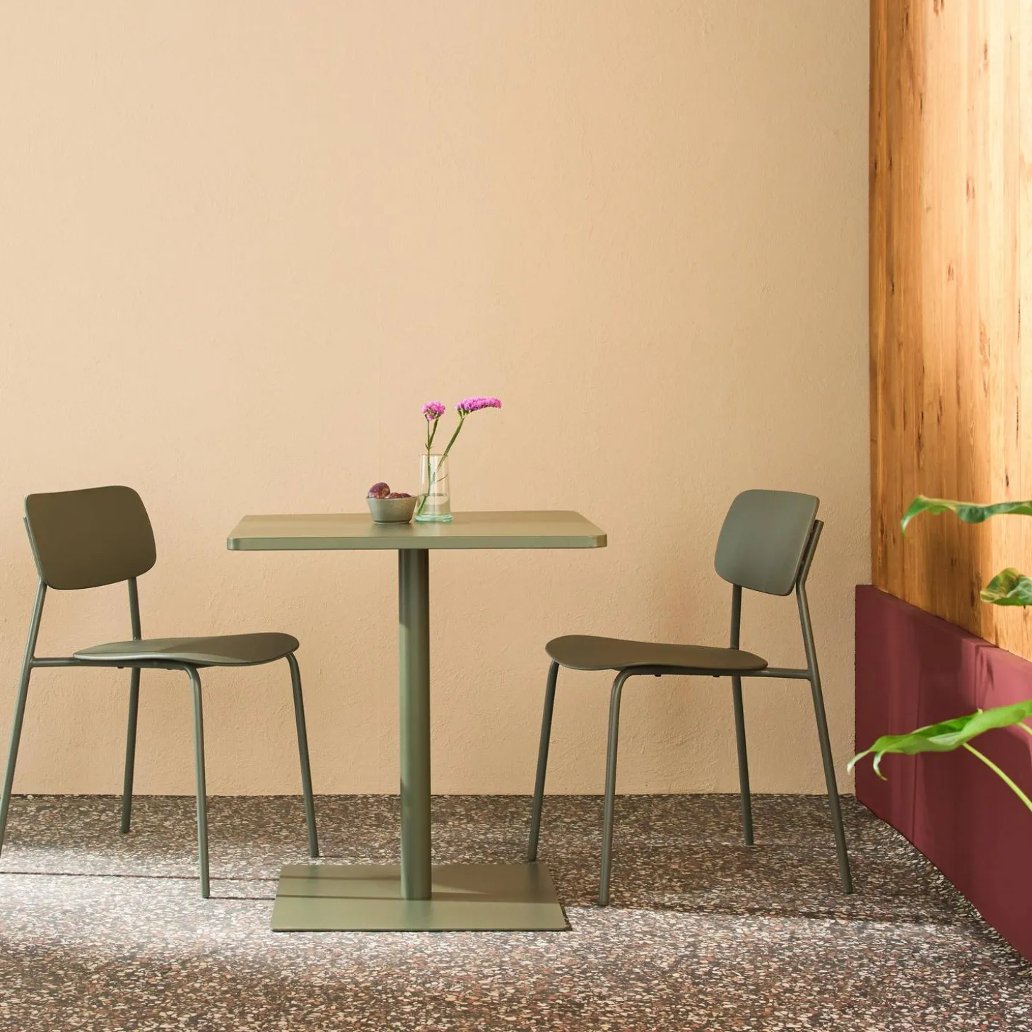 Conjunto de jardim com mesa bistrô quadrada de aço com 2 cadeiras