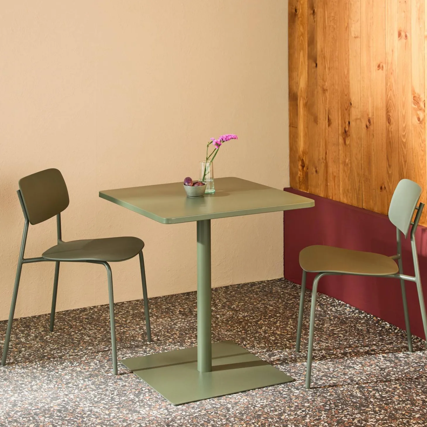 Conjunto de jardim com mesa bistrô quadrada de aço com 2 cadeiras