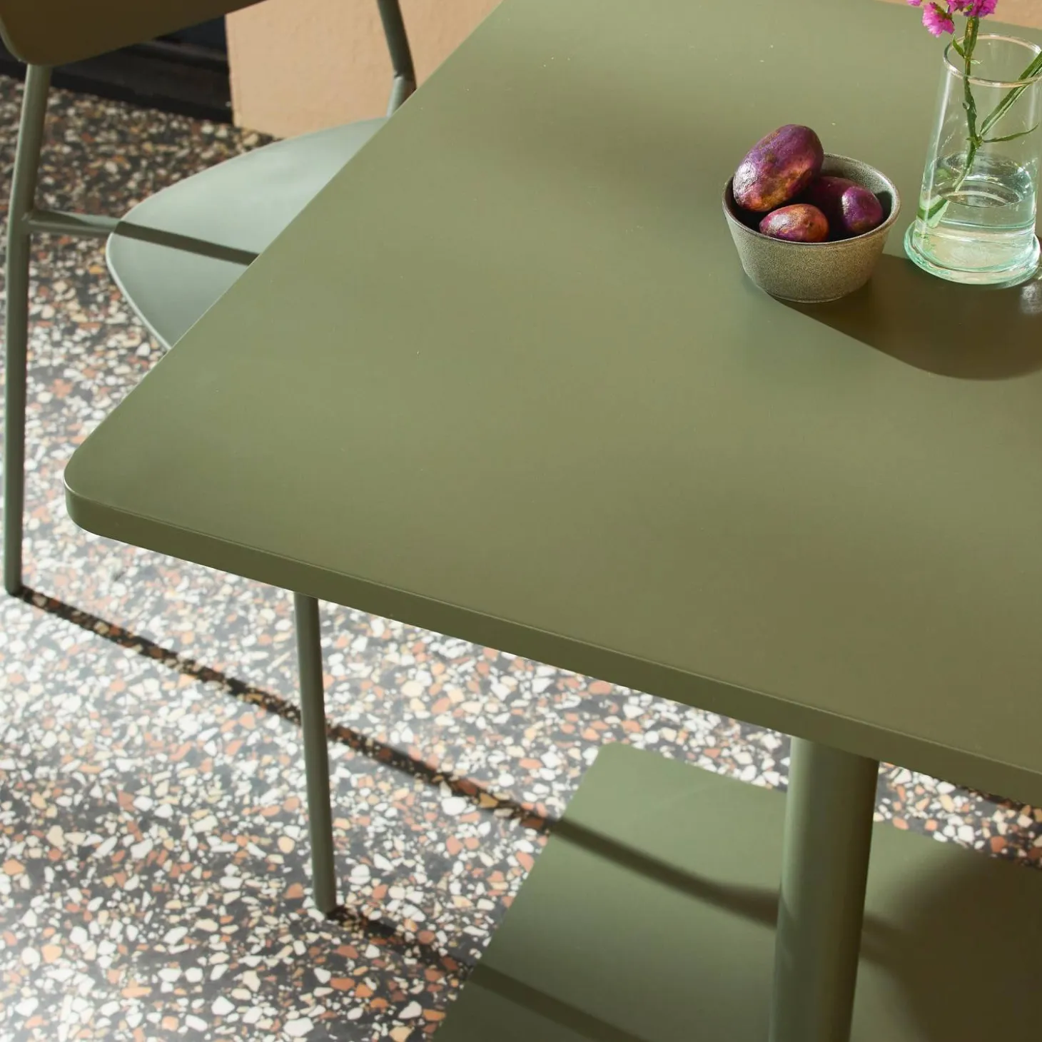 Conjunto de jardim com mesa bistrô quadrada de aço com 2 cadeiras