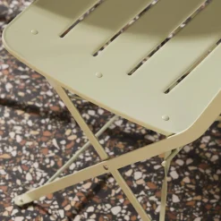 Conjunto de jardim com mesa bistrô dobrável redonda de aço com 2 cadeiras- Balconea
