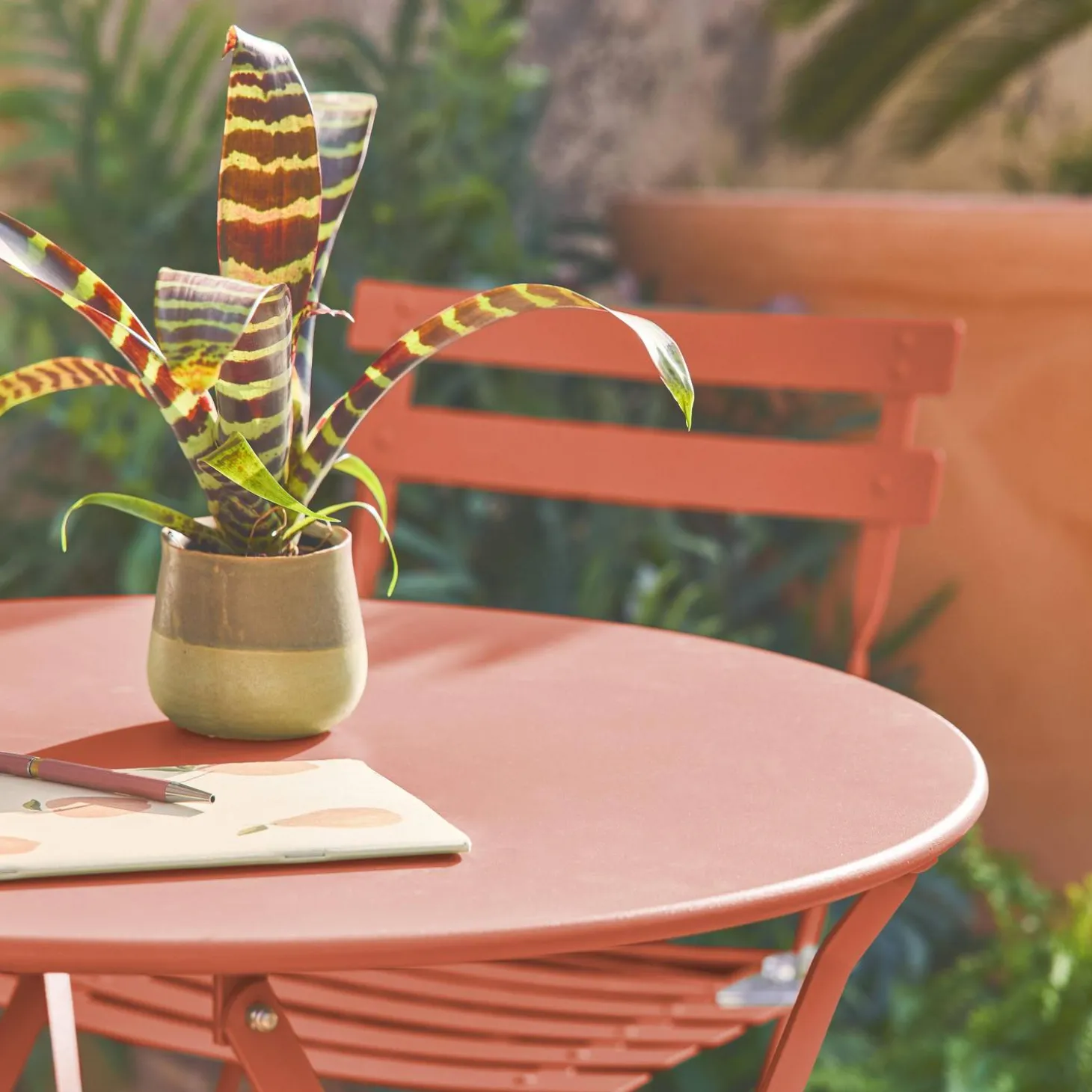 Conjunto de jardim com mesa bistrô dobrável em aço com 2 cadeiras, ø60cm