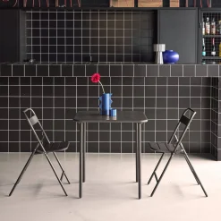 Conjunto de jardim com mesa bistrô de 70cm em aço com 2 cadeiras dobráveis