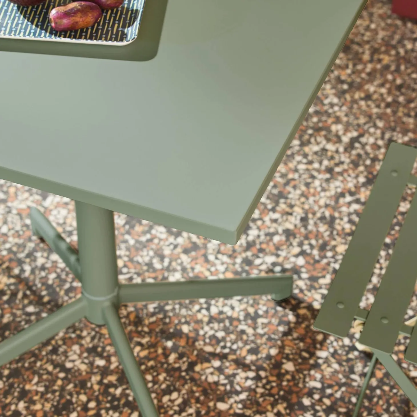 Conjunto de jardim com mesa bistrô dobrável em metal com 2 cadeiras