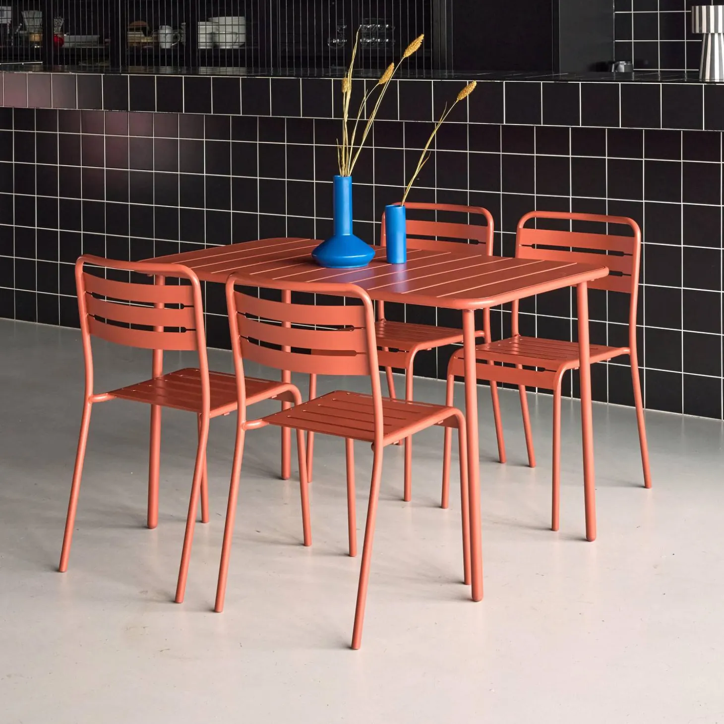 Conjunto de jardim com mesa bistrô de 120cm em aço com 4 cadeiras