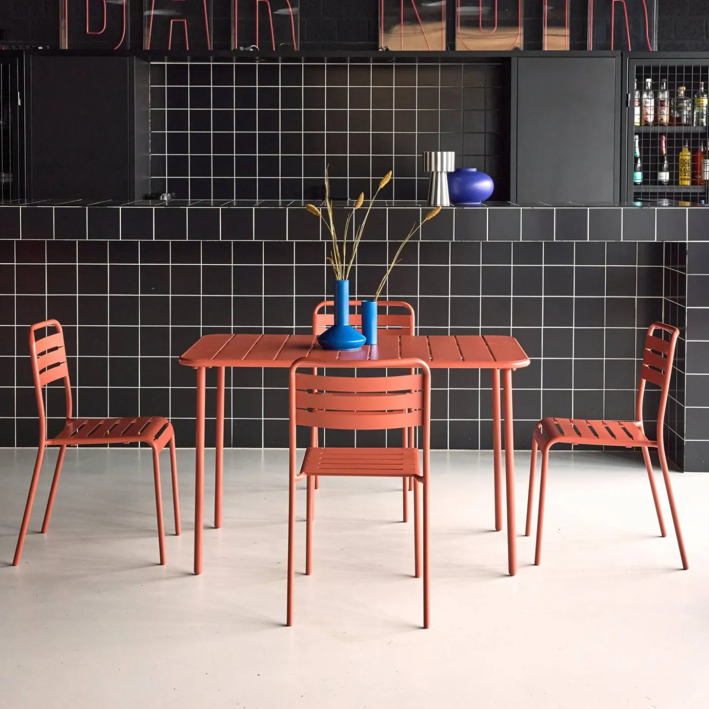 Conjunto de jardim com mesa bistrô de 120cm em aço com 4 cadeiras