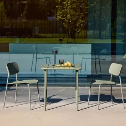 Conjunto de jardim com mesa de metal com 2 cadeiras