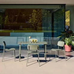 Conjunto de jardim com mesa de metal com 4 cadeiras