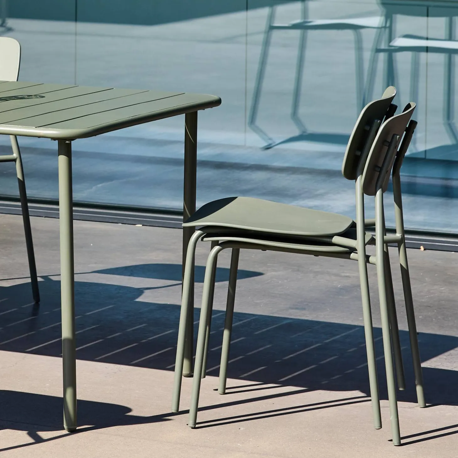 Conjunto de jardim com mesa de metal com 4 cadeiras