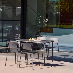Conjunto de jardim com mesa de metal com 4 cadeiras