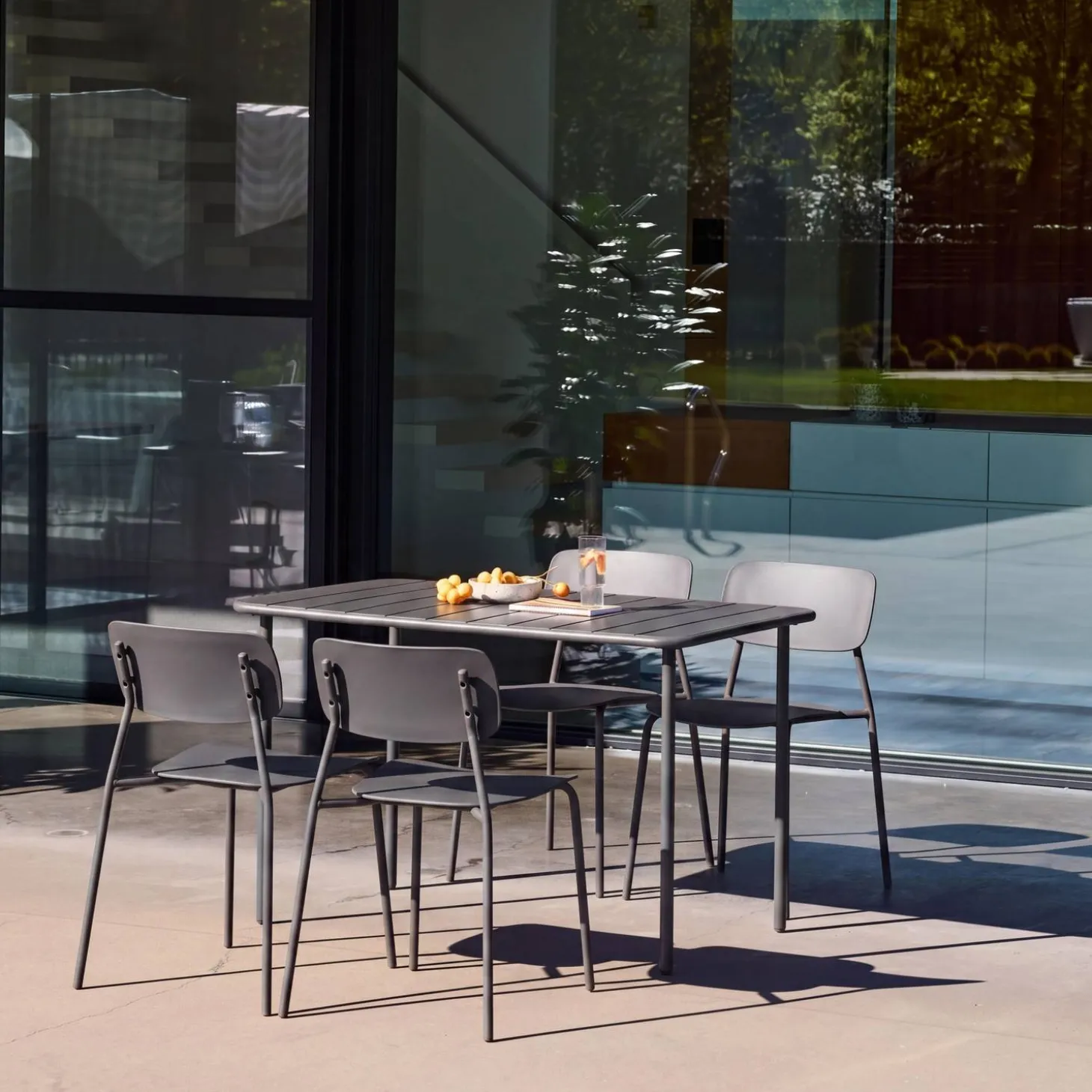 Conjunto de jardim com mesa de metal com 4 cadeiras
