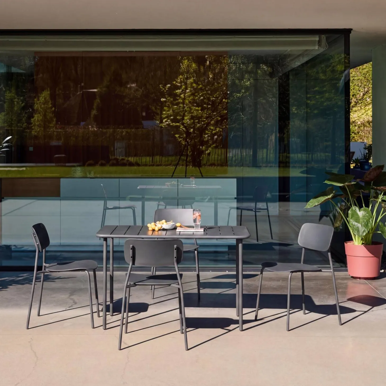 Conjunto de jardim com mesa de metal com 4 cadeiras