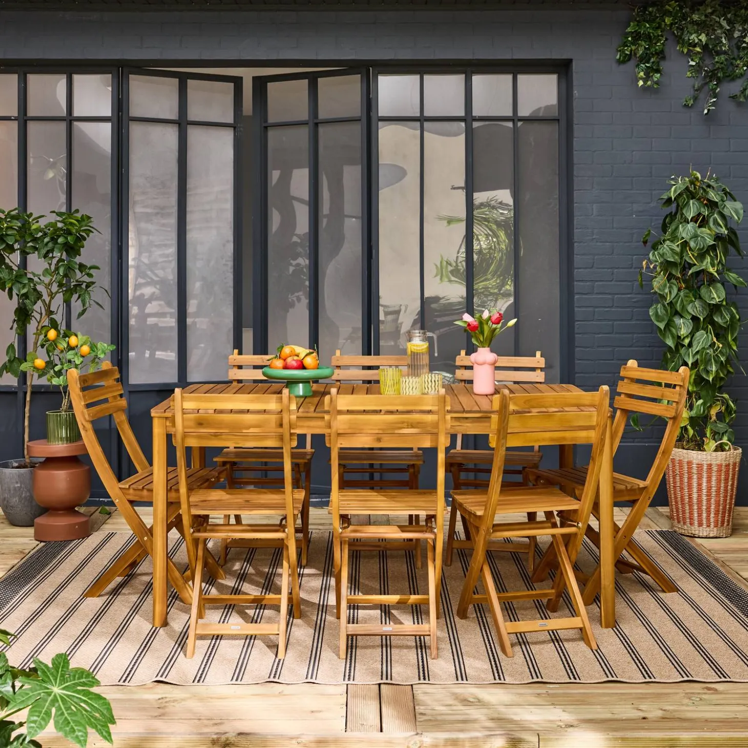 Conjunto de jardim com mesa de acácia com cantos arredondados com 8 cadeiras