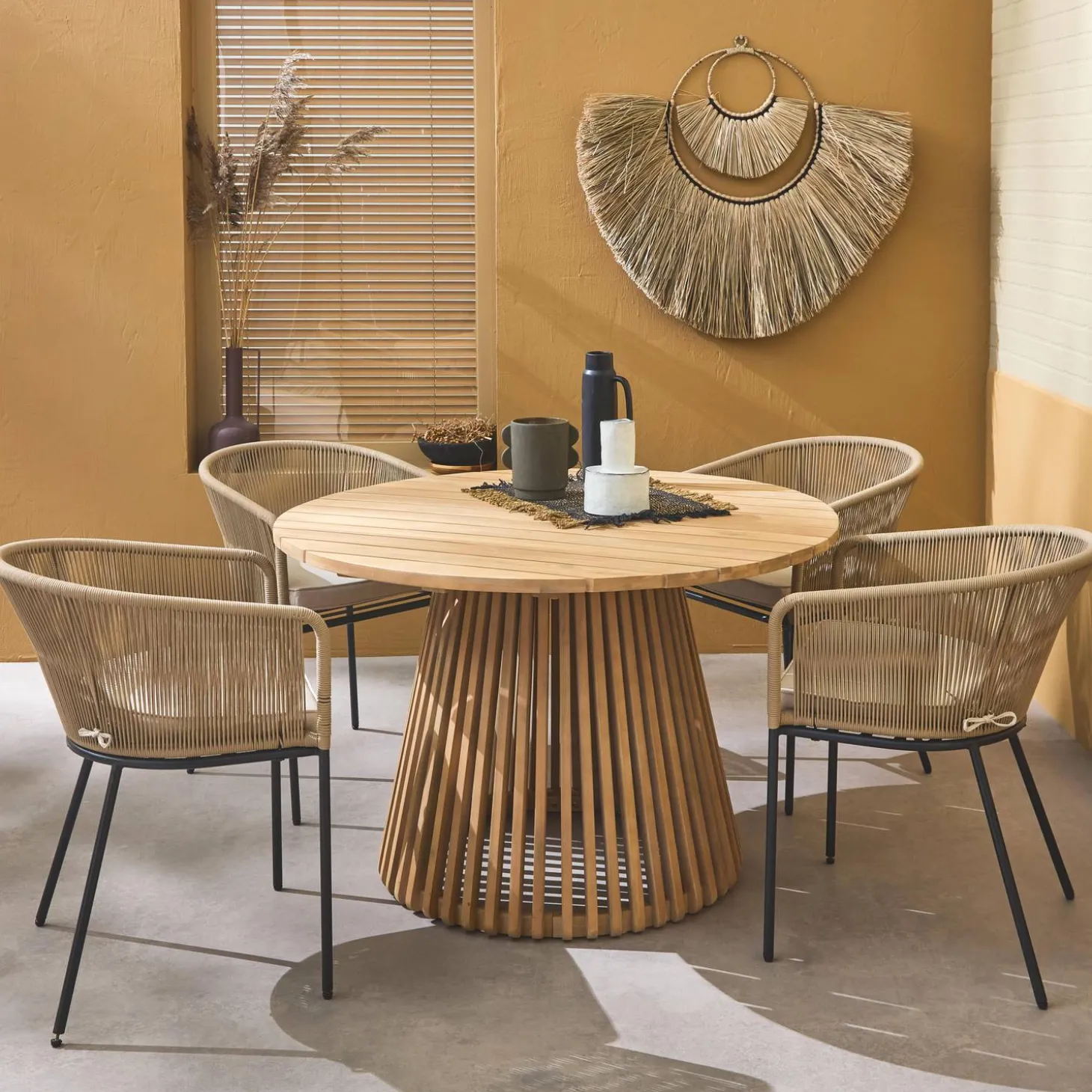 Conjunto de jardim com mesa de jantar redonda em madeira para interior/exterior com 4 cadeiras