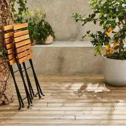 Conjunto de jardim com mesa de bistrô de madeira e metal com 2 cadeiras